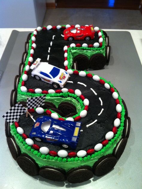 Race car cake - pull apart cupcakes! Car Cupcake Cake, Race Track Cake, Car Cakes For Boys, Cars Cake Design, Bolo Hot Wheels, Cars Theme Cake, Hot Wheels Cake, Cake Designs For Kids, Race Car Cakes