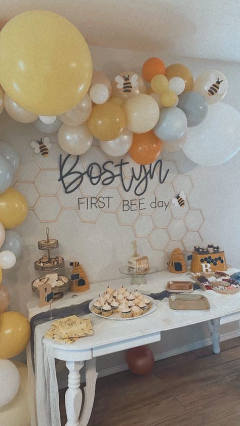 Sweet As Honey First Birthday, Bee Birthday Balloon Garland, Honeycomb Balloon Arch, First Bee Day Party Backdrop, Honey Bee Diy Decor, One Year Old Birthday Bee Theme, Bumble Bee Balloon Garland, Honeycomb Party Decorations, Bee Party Balloons