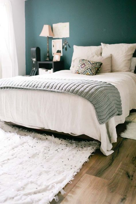 8 Bold Paint Colors You Have to Try in Your Small Bedroom Small Bedroom Paint Colors, Fashionable Bedroom, Green Bedroom Paint, Small Bedroom Colours, Best Bedroom Paint Colors, Girls Bedroom Colors, Bold Bedroom, Best Bedroom Colors, Bedroom Turquoise