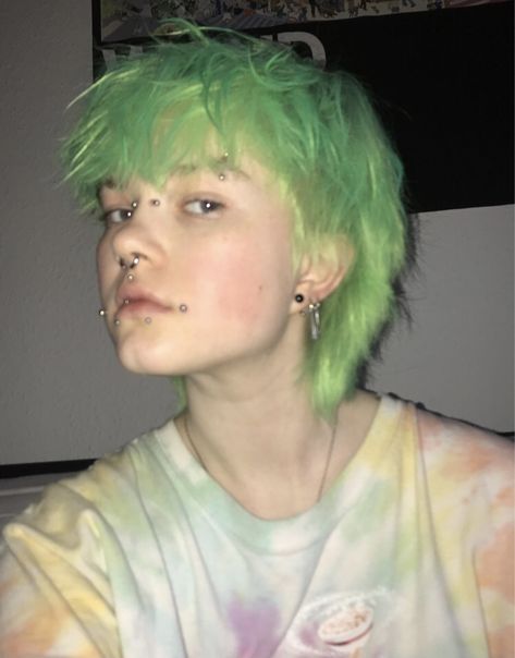 Alternative Masc Hair, Hair Dye Mullet, Alternative Short Hairstyles, How To Style A Mullet, Alternative Hairstyles Short, Short Hair Alternative, Green Buzz Cut, Short Alternative Haircuts, Purple Mullet