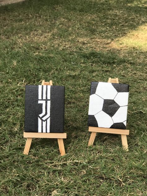 Soccer Paintings On Canvas, Football Painting Canvases, Ronaldo Canvas Painting, Soccer Painting Ideas, Soccer Canvas Painting, Football Painting Ideas, Soccer Paintings, Football Canvas Painting, Painting Football