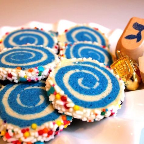 Who's up for a holiday/ Chanukah cookie exchange featuring these Dizzy Dreidel inspired Hanukkah Pinwheel Cookies? Fun to make AND eat! Hanukkah Baking, Hannukah Cookies, Xylitol Recipes, Hanukkah Cookies, Pinwheel Cookies Recipe, Hanukkah Desserts, Hannukah Recipes, Hanukkah Recipes, Desserts For Kids