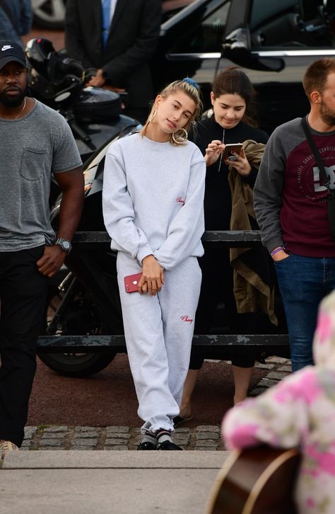 Sweatsuit Outfits Women, Hailey Bieber Street Style, Sweatsuit Outfits, Sweatsuit Outfit, Hailey Bieber Style, Hailey Baldwin Style, Comfy Casual Outfits, Model Looks, Chill Outfits