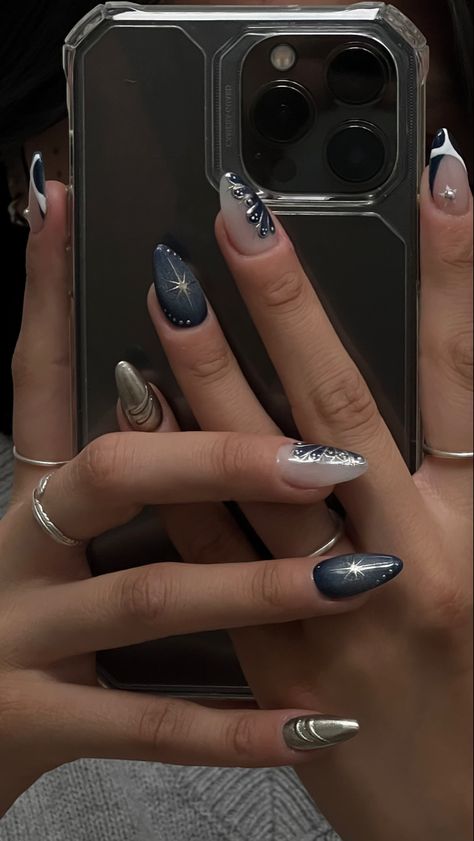 #metallic #stars #acrylic #nails #beautiful #blue #silver #aura #almond #nailart #art Paznokcie Hello Kitty, Blue And Silver Nails, Kutek Disney, Nagellack Trends, Hard Nails, Nagel Tips, Makijaż Smokey Eye, Blue Nail, Metallic Nails