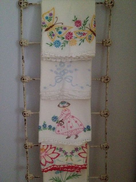 Booth Crush: Displaying Linens, Hankies and Tea Towels Tea Towel Display, Handkerchief Crafts, Old Headboard, Antique Booth Displays, Towel Display, Lace Hankies, Antique Booth Ideas, Vintage Tea Towels, Fabric Display