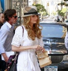 How to Wear a Fedora: For Women How To Wear A Fedora Women, Outfits With Fedora Hats, Outfit With Fedora, Fedora Women, Summer Fedora, Mischa Barton, Country Fashion Women, Fedora Hat Women, Womens Fashion Casual Fall