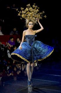 Structured Fashion, Guo Pei, Collection Couture, Dior Haute Couture, Weird Fashion, Fantasy Fashion, Couture Collection, Couture Fashion, Look Fashion