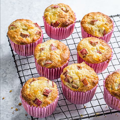 Muffins à la rhubarbe | Recette Minceur | WW France Raspberry Recipes Dessert, Strawberry Muffin, Strawberry Muffin Recipes, Banana Bread Loaf, Desserts With Biscuits, Strawberry Muffins, Rhubarb And Custard, Vanilla Cake Recipe, Rhubarb Recipes