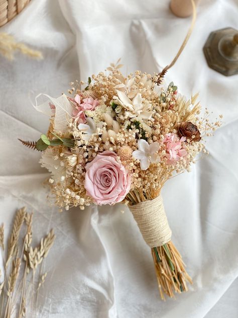 Pampas grass and dried flowers bouquet is a unique flower arrangement bouquet designed in boho wedding style. 👗  BOHO WEDDING DECOR -- Add this bouquet to your boho-style wedding as a decoration to put the last touch to your very own, unique wedding day! 🌺 BOUQUET FOR YOUR SPECIAL DAY -- Use this bouquet for your special day, in a photoshoot, or just for fun. It will no doubt brings color to any event. 📅 LONG-LASTING BOUQUET -- As the bouquet is made of dried flowers, it can remain intact for Dried Flower Centerpiece Wedding, Pink Dried Flower Bouquet, Wedding Bouquet Dried Flowers, Boho Flower Bouquet, Pink Boho Wedding, Dried Wedding Bouquet, Boho Wedding Style, Pink Rose Wedding Bouquet, Roses Wedding Bouquet