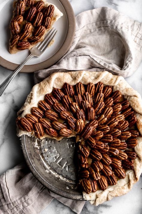 Butterscotch Pie with Caramelized Pecans — Cooking with Cocktail Rings Butterscotch Pie Recipe, Honey Glazed Roasted Carrots, Pie Photography, Caramelized Pecans, Sausage Cornbread Stuffing, Butterscotch Pie, Pie Decoration, Thanksgiving Pie, Thanksgiving Recipe