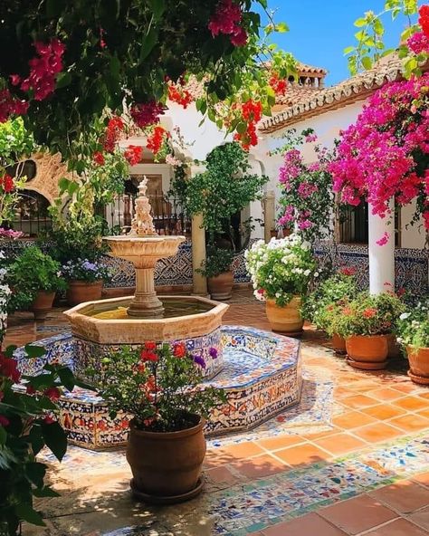 Mexican House Exterior, Mexican Patio Ideas, Hacienda Style Homes Mexican, Weird Houses, Mexican Courtyard, Mexican Style Homes, Spanish Courtyard, Interesting Houses, Hacienda Homes