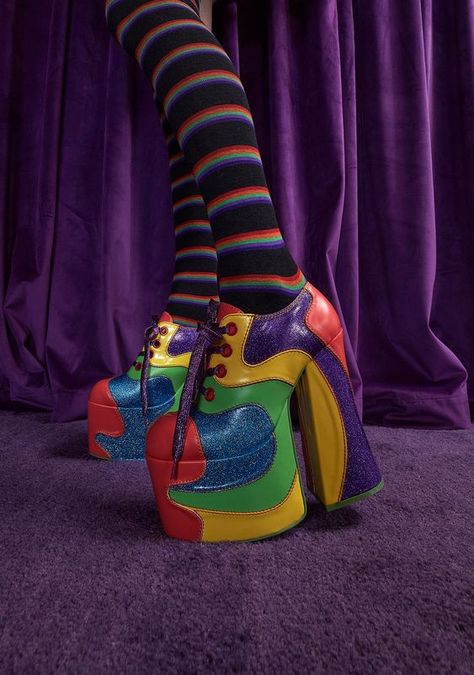 Too beautiful super recommend. Cute Platform Shoes Outfit, Weird Outfits, Everlasting Gobstopper, Crazy Fashion, Clown Shoes, Oxford Platform, Funky Shoes, Weird Fashion, Willy Wonka