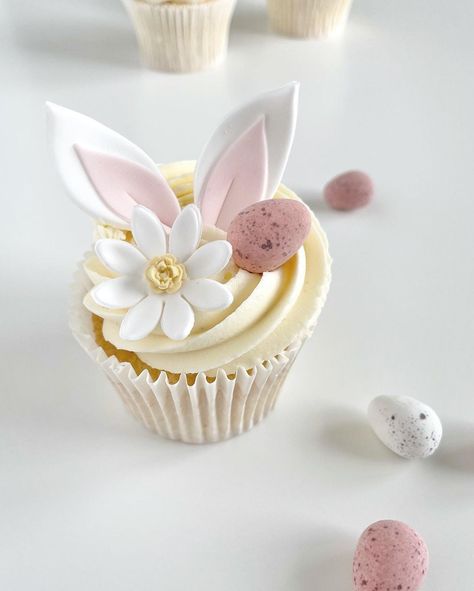 Some Bunny Is One Cupcakes, Bunny Cupcakes Ideas, Pink Cupcakes Decoration, Easter Cupcakes Ideas, Bunny Ear Cupcakes, Easter Cupcake Ideas, Easter Bakes, Easter Cupcakes Decoration, Muffins Decoration