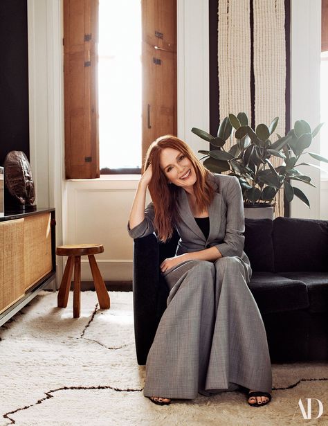 By shuffling the arrangement of rooms, Julianne Moore brings new life to her beloved New York City townhouse David Armstrong, Knoll Sofa, Nyc House, West Village Townhouse, Seventh Son, New York Townhouse, Nyc Townhouse, Estilo Olivia Palermo, Charlotte Perriand