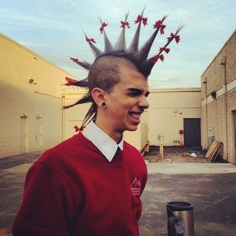 Pop Punk Aesthetic, Punk Boy, Punk Culture, Mohawks, Arte Punk, Spiked Hair, Punk Aesthetic, Punk Hair, Estilo Punk