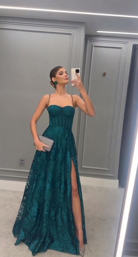 Classic Prom Dress Classy, Formal Dresses With Corset, Grad Dress 2023, Cool Prom Dresses Unique, Prom Dress 2024 Ideas, Prom Dresses Midsize, Freshman Prom Dresses, Mx Dresses, Prom Dresses Colorful