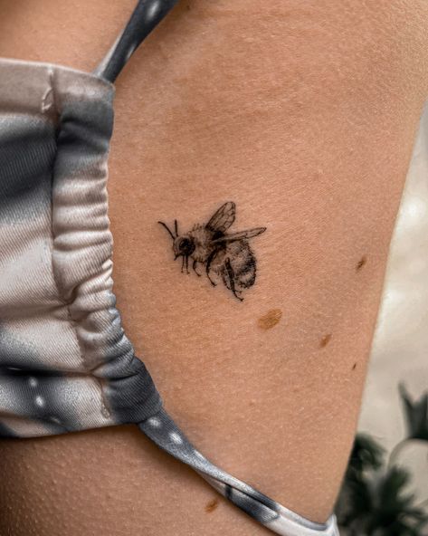 Bug Tattoo Ideas, Brown Tattoo Ink, Browning Tattoo, Bumble Bee Tattoo, Tato Minimal, Lady Bug Tattoo, Bug Tattoo, Insect Tattoo, Tasteful Tattoos