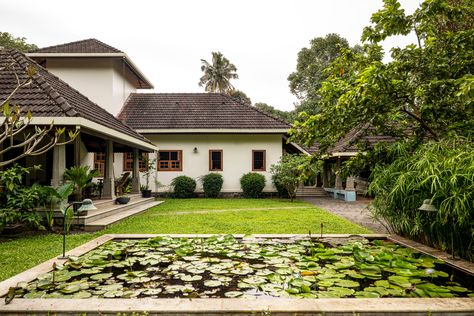 Ninan Thariyan House, located in a small village in Ernakulam district, Kerala, is a quaint Kerala house that strives to rethink the psychological and physical aspects of designing a home. The entrance faces the green fields, unlike the customary practice of the verandah overlooking the road. Thus, this entails a tranquil atmosphere and obstructs the acoustic intervention of the busy road adjacent to it. In this single storey house, the bedrooms are scattered around a linear volume containing Benny Kuriakose, Open Courtyard, Single Storey House, Kerala Traditional House, Kerala Architecture, Kerala House Design, Kerala Houses, Traditional Houses, Brick Architecture