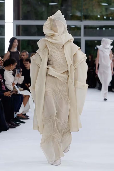 Issey Miyake Celebrates “The Beauty of Paper” for SS25 | Hypebeast Issey Miyake 90s, Issey Miyake Fashion, 2025 Runway, Creating Clothes, Spring 2025, Fashion Design Portfolio, Show Collection, Futuristic Fashion, Student Fashion