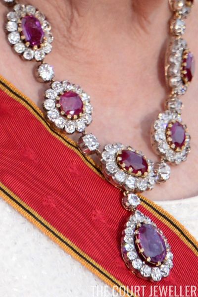 Ruby Royal Jewels, Royal Necklaces, Queen Sofia Of Spain, Queen Elizabeth Photos, Sofia Of Spain, Royal Jewellery, Farah Diba, Royal Crown Jewels, Diamond Pendant Jewelry