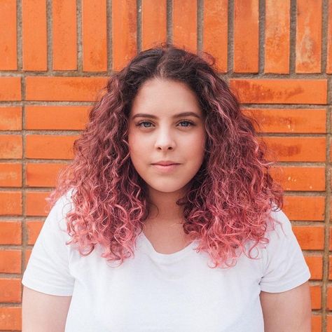 Curly Pink Hair, Pink Curly Hair, Ombre Curly Hair, Pink Ombre Hair, Dyed Curly Hair, Classy Hairstyles, Hair Color Formulas, Curly Hair Photos, Colored Curly Hair