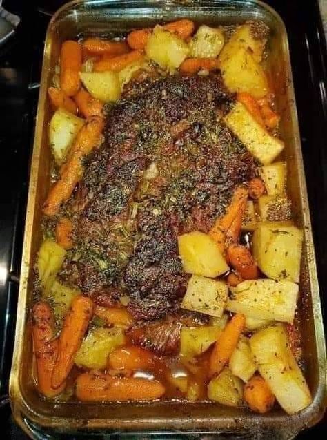 Breakfast Crockpot, Italian Pot Roast, Pan Dishes, Oven Meals, Slow Cooker Roast Beef, Potatoes And Carrots, Beef Pot Roast, Beef Roast, Pot Roast Recipes