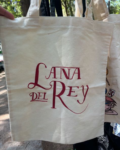 Tote Bag “Lana del Rey” Disponible| Envíame mensaje si estás interesado! 🚚Envíos a todo México 🇲🇽 📍Entregas locales en CUU #totebag #lanadelrey #lana #musica #mexico #cuu #regalos #bolsas #eco #ecofriendly #ecologico Lana Merch, Lana Del Rey Gift Ideas, Lana Del Rey Things To Buy, Lana Del Rey Merch Jacket, Lana Del Rey Tote Bag, Lana Del Rey, Tote Bag