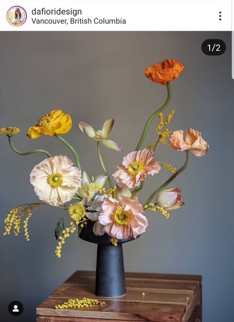 Kenzan Flower Arrangement, Poppy Flower Arrangement, Japanese Flower Arrangement, Arreglos Ikebana, Ceramic Flower Vase, Ikebana Flower Arrangement, Boquette Flowers, Flower Vase Arrangements, 카드 디자인