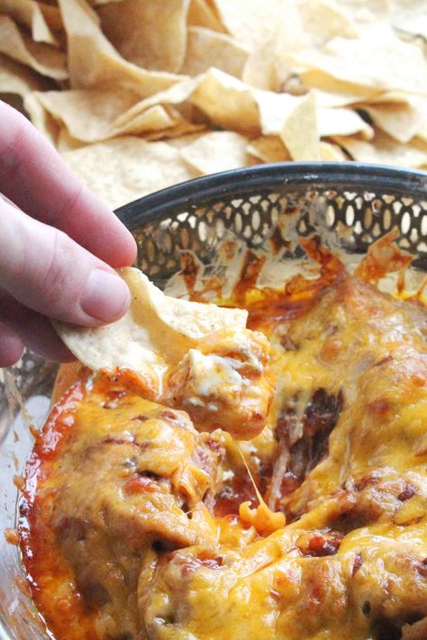 Easy BBQ Pulled Pork Dip 4 Bacon Ritz Crackers, Backyard Bbq Appetizers, Pulled Pork Appetizer, Pulled Pork Dip, Pork Dip, Baked Cheese Dip, Cheddar Dip, Bbq Appetizers, Easy Pulled Pork