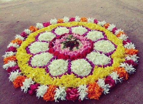 Rangoli Designs Flower Petals, Rangoli With Flowers Petals, Onam Pookalam Design, Floral Rangoli, Onam Pookalam, Onam Special, Pookalam Design, Simple Flower Rangoli, Flower Petal Art