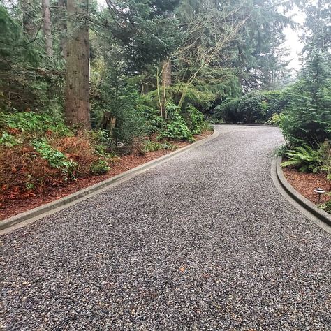 SCJ Studio | The crushed stone driveway... swoon! 😍 I would rake this all day if I could. Nary a stone out of place, this snapshot was not… | Instagram Crushed Stone Driveway, Gravel Driveway Ideas, Gravel Driveway Edging, Gravel Driveway Landscaping, Block Paving Driveway, Beautiful Driveways, Garden Ideas Driveway, Driveway Edging, Driveway Entrance Landscaping