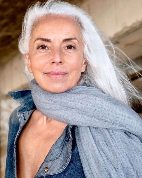 A 65-Year-Old Lady Shows Off Her Natural Beauty and Explains How to be a Model in Her Years / Bright Side Yasmina Rossi, Carmen Dell'orefice, Beautiful Gray Hair, Woman Hair, Silver Grey Hair, Long Gray Hair, Silver Age, Going Gray, Ageless Beauty