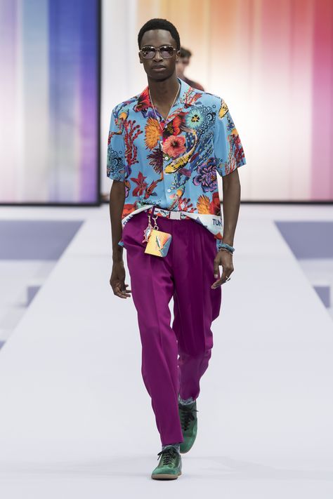 Paul Smith | Spring Summer 2018 Show - Look 38 Bright Clothes Aesthetic, Maximalism Fashion, Estilo Kitsch, Cuban Shirt, Bright Outfit, Rainbow Outfit, Fashion Organization, Mens Fashion Summer, Mens Fashion Trends