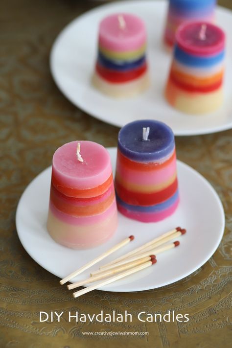 Upcycled Candles, Shabbat Crafts, Havdalah Candle, Candle Upcycle, Everyday Crafts, Striped Candles, Jewish Crafts, Jewish Festivals, Camp Crafts