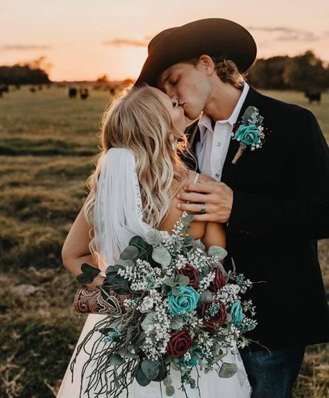 Country Couple Photoshoot, Country Wedding Pictures, Country Couple Pictures, Couple Photoshoot Ideas, Idea For Wedding, Country Couple, Country Western Wedding, Country Wedding Photos, Cute Country Couples