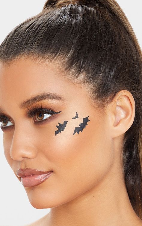 Face Makeup Halloween Easy, Bat Makeup Halloween Kids, Easy Spooky Makeup, Batwoman Halloween, Bat Face Paint, Batman Makeup, Bat Makeup, Easy Halloween Face Painting, Bat Stencil