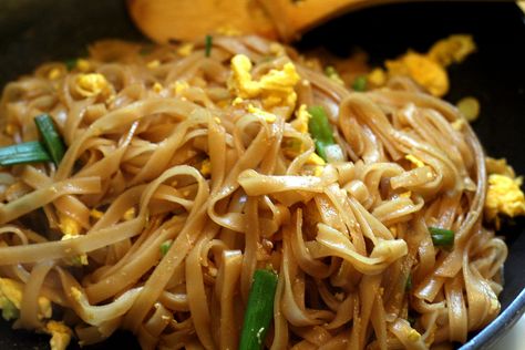 Thai Mad, Pad Thai Recipe, Iron Chef, Thai Cooking, The Sauce, Asian Dishes, Thai Recipes, Main Dish Recipes, Pad Thai