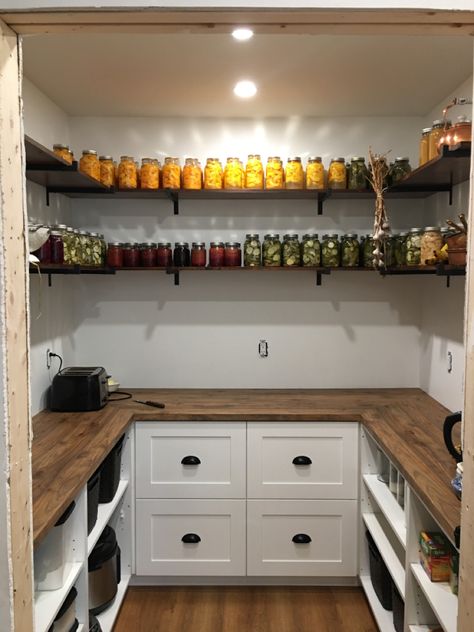 Western Pantry Ideas, Old Fashioned Pantry, Rustic Walk In Pantry, Western Pantry, Rustic Pantry Ideas, Farmhouse Pantry Shelving Ideas, Farmhouse Pantry Design, Pantry Open Shelving, Pantry Dream