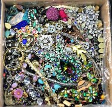 Old Jewelry Crafts, Jewelry Frames, Vintage Jewelry Repurposed, Junk Jewelry, Vintage Jewelry Crafts, Diy Rhinestone, Dry Brush, My Jewelry, Crystal Brooch