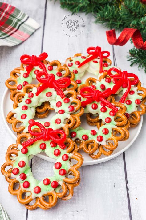 Pretzel Wreaths with a red licorice bow are an adorable and festive Christmas food craft idea! A favorite holiday treat. Pretzel Wreaths, Creative Christmas Treats, Consumable Gifts, Wreaths For Christmas, Snack Christmas, Christmas Food Crafts, Christmas Pretzels, Ladybug Cake, Christmas Sweet Treats