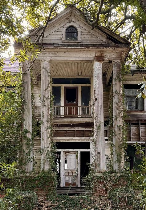 Abandoned Cottage, Creepy Old Houses, Abandoned Property, Old Abandoned Houses, Old Barns, Old Buildings, Abandoned Houses, Old Houses, Cottage