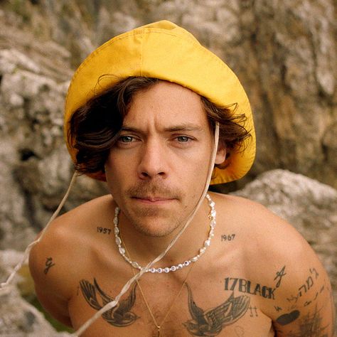 Harry Styles Explores Italy's Amalfi Coast — in Five Different Outfits — in 'Golden' Music Video Harry Styles Pearl Necklace, Harry Styles Pearls, Harry Styles Golden, Harry Styles Aesthetic, Celebrity Look Alike, Harry Styles Wallpaper, Celebrity Style Red Carpet, Harry Styles Pictures, Harry Styles Photos