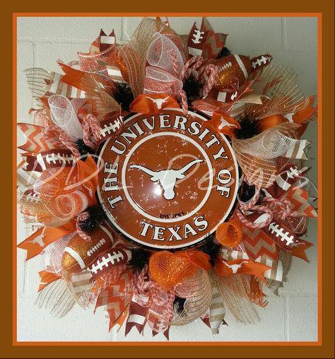 " Hook Em " Texas Longhorns Deco mesh wreath DDL Designs https://m.facebook.com/ddldesigns Ut Wreath, Eve Wall, Wall Wreaths, Football Wreaths, Fall Thanksgiving Wreaths, Sports Wreaths, Burlap Projects, Football Wreath, Wall Wreath