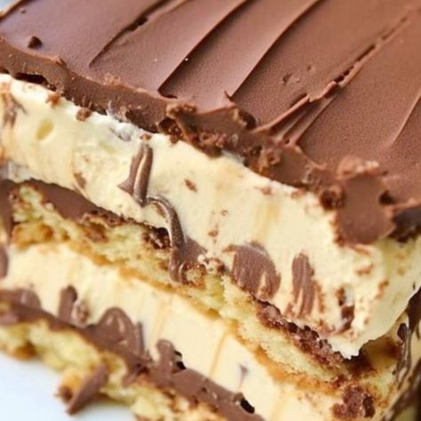 NO BAKE PEANUT BUTTER ECLAIR CAKE - Viral Recipes Peanut Butter Eclair Cake, Peanut Butter Eclair, Boston Cream Pie Cupcakes, Eclair Cake Recipes, Chocolate Eclair Cake, Biscuits Graham, Cake Cooking, Eclair Cake, No Bake Peanut Butter