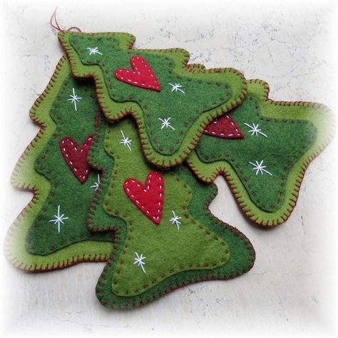 Wool Felt Ornaments Christmas, Felt Crafts Christmas Patterns Free Printable, Felt Tree Pattern, Felt Xmas Decorations, Tree Shaped Ornaments, Felt Christmas Tree Pattern, Felted Christmas Ornaments, Felt Christmas Tree Ornaments, Felt Christmas Trees