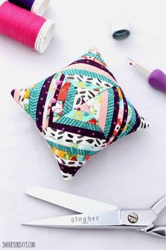 Fun Pincushions, Biscornu Pincushion, Small Quilted Gifts, Cheap Fabric Online, Pincushion Patterns, Diy Pin Cushion, Pincushion Tutorial, Pin Cushions Patterns, Needle Books