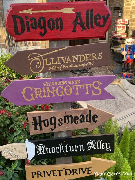 Fantasy Arrow, Harry Potter Signs, Harry Potter Halloween Decorations, Harry Potter Party Decorations, Harry Potter Theme Birthday, Harry Potter Classroom, Harry Potter Bedroom, Harry Potter Baby Shower, Harry Potter Theme Party