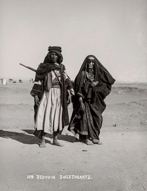 Old pictures of Ottoman Arab bedouins (20th century） from the Levant (Palestine, Syria) Iraq and Arabian Peninsula. - historical post - Imgur Desert Clothing, Sinai Egypt, Arab Culture, American Colonies, Male Poses, In The Desert, Rare Photos, North Africa, Historical Photos