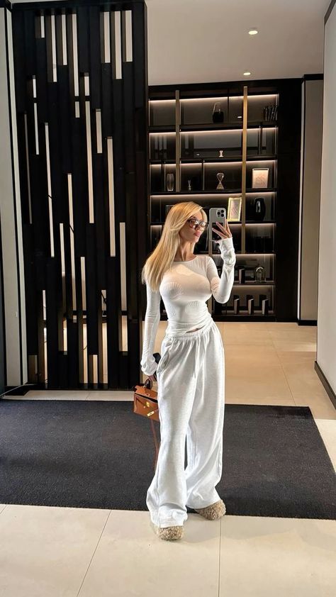 Sweats Heels Outfits, Ali Yoga Outfit, Mom Fashion Aesthetic, Blonde Style Outfits, Fashion Inspo Outfits Fall 2024, Comfy Classy Outfits, Luxury Instagram Story, Tall Models, Stile Kendall Jenner