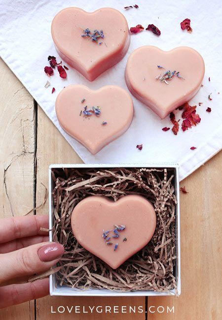 Valentine’s Day Soap, Clay Soap Recipe, Chakra Essential Oils, Lovely Greens, Valentine Cupcakes, Valentine Soap, Diy Soap Bars, Soap Art, French Pink Clay